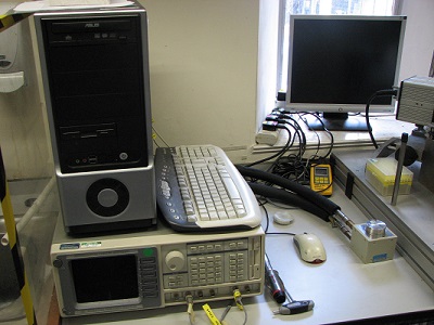 Photograph of the signal generator, computer and cell for the PAV